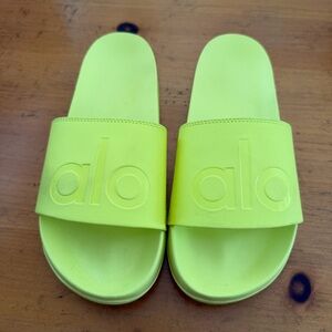 ALO Yoga Neon Slide Sandals - Yellow Green